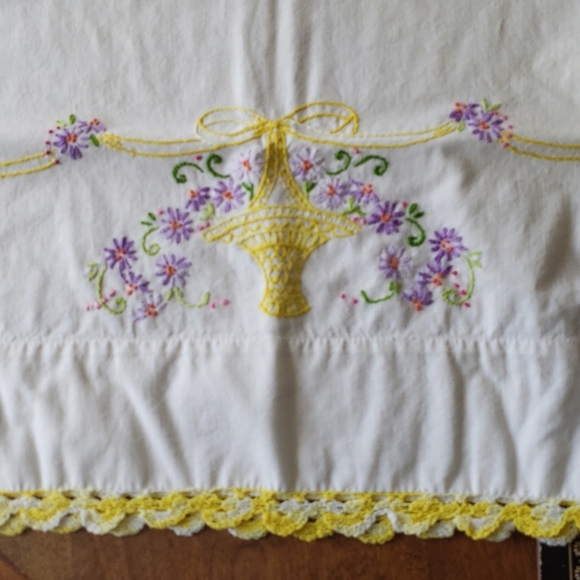 Vintage hand embroidered pillowcase. - Picture 4 of 12